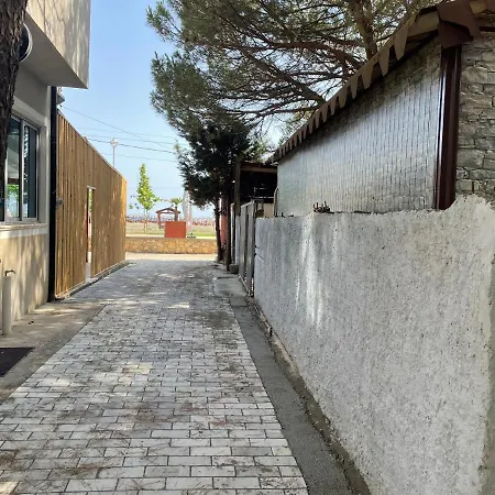 Pinehouse * Velipojë
