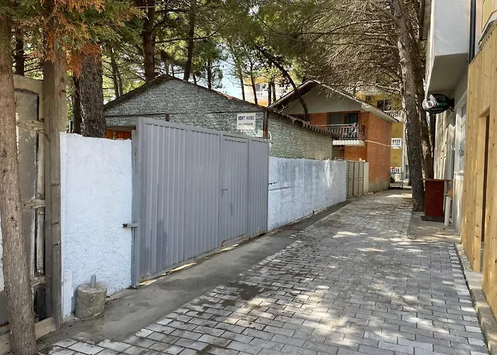 Pinehouse Velipojë