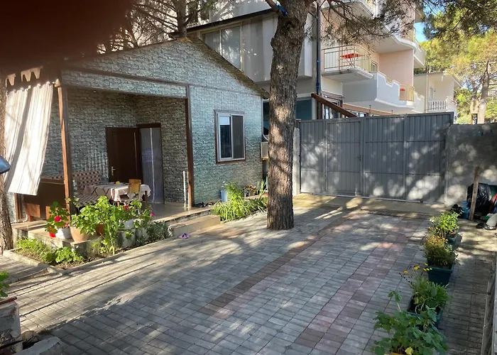 Pinehouse * Velipojë