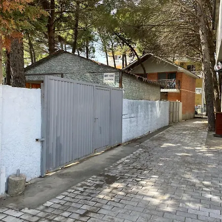 Pinehouse Velipojë