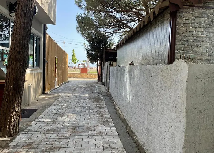 Pinehouse * Velipojë